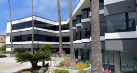 Low-rise Orange County commercial building evaluated for window cleaning access