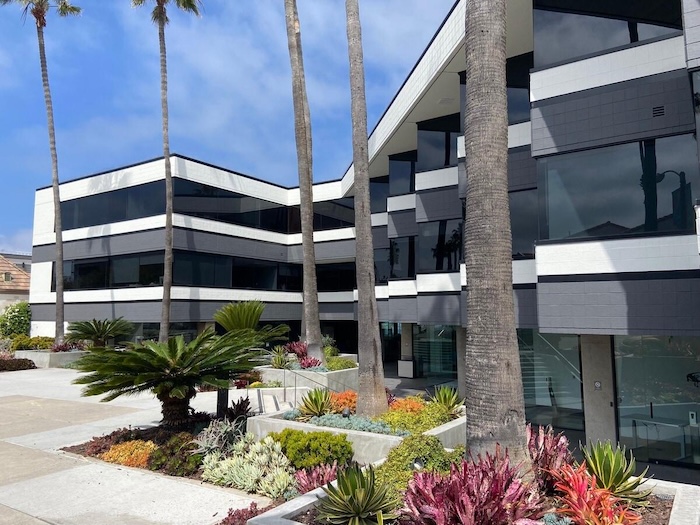 Low-rise Orange County commercial building evaluated for window cleaning access